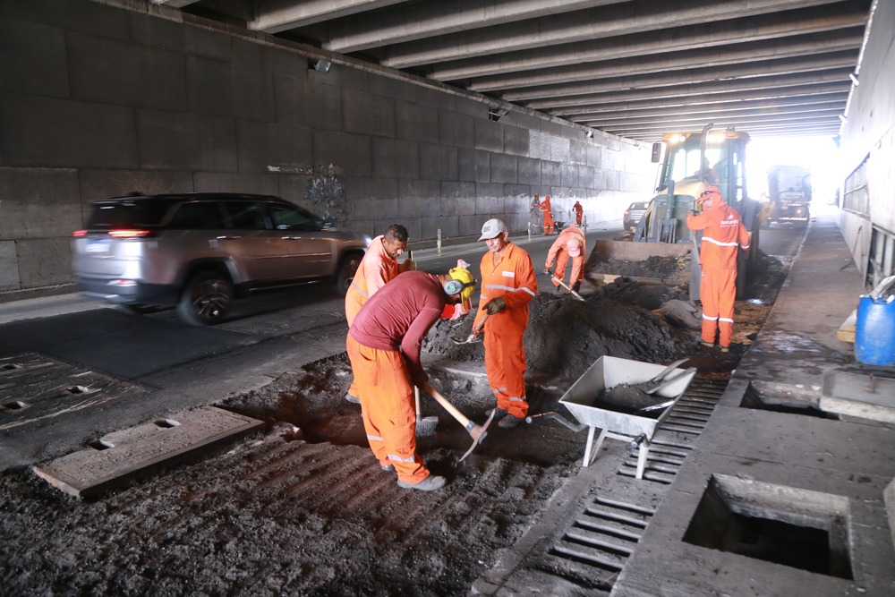 operários executam manutenção do túnel